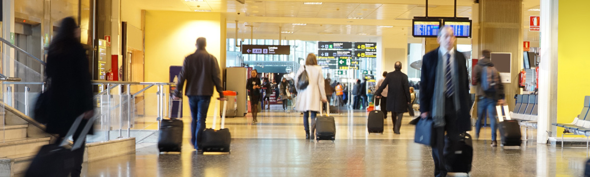 Flughafenhalle PERMALUX Menschen mit Koffern gehen durch das Terminal eines Flughafens PERMALUX